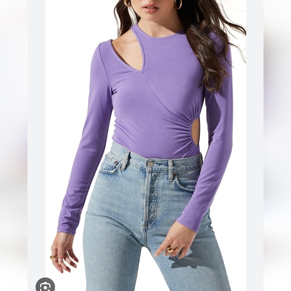 Astr the label shoulder  cut off bodysuit nwt size L purple color
